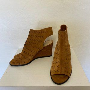 Via Spiga, wedge